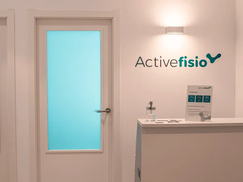 La recepción de Activefisio, con el logo en la pared